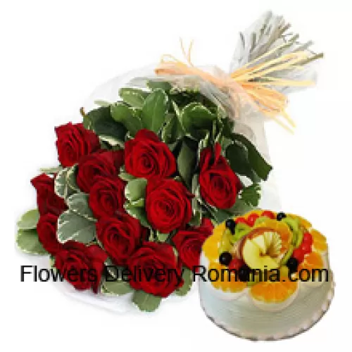 Bouquet de 11 roses rouges avec des remplissages saisonniers accompagné d'un gâteau aux fruits de 1 lb (1/2 kg)