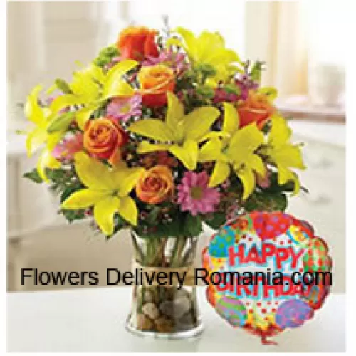 Tulipani Gialli, Rose Arancioni e Altri Fiori Vari Disposti Perfettamente in un Vaso di Vetro Accompagnati da un Palloncino di Compleanno