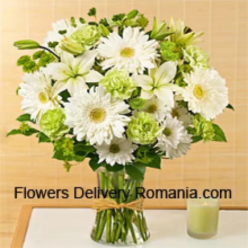 Gerbere bianche, Alstroemeria bianche e altre fioriture stagionali assortite disposte splendidamente in un vaso di vetro