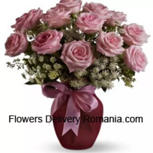 11 Rose Rosa con assortimento di riempitivi bianchi in un vaso di vetro
