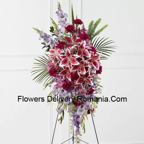 Un magnifique arrangement floral de sympathie avec un support