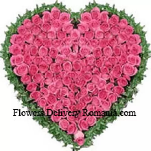 Herzförmige Anordnung von 101 pinkfarbenen Rosen