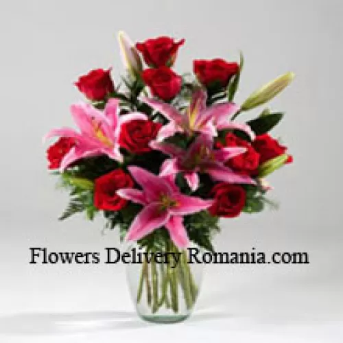 Lis et roses dans un vase comprenant des éléments de remplissage saisonniers