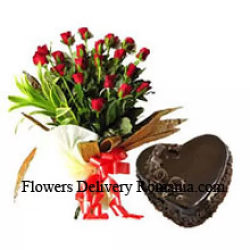 Un bouquet de 25 roses rouges avec un gâteau au chocolat en forme de cœur de 1 kg