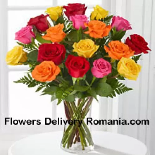 19 gemischte farbige Rosen mit saisonalen Füllstoffen in einer Glasvase