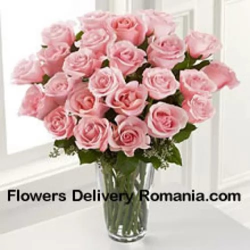 25 Roses Roses Avec Quelques Fougères Dans Un Vase