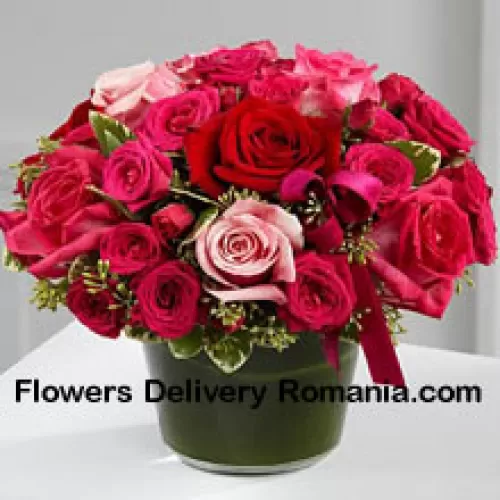 Un beau panier de roses rouges, roses foncées et roses claires. Ce panier contient au total 24 roses.