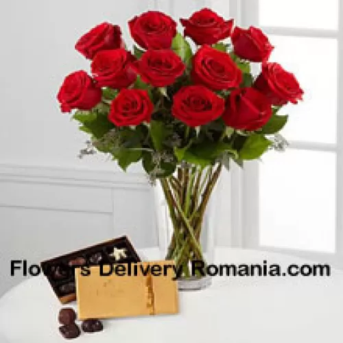 11 Roses Rouges avec des Fougères dans un Vase et une Boîte de Chocolats Godiva (Nous nous réservons le droit de substituer les chocolats Godiva par des chocolats de valeur égale en cas de non disponibilité. Stock limité)