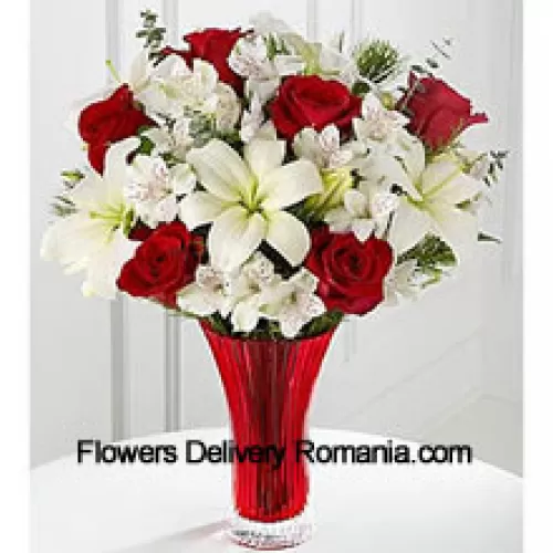 Dieser Blumenstrauß ist ein wunderschöner Ausdruck von festlicher Freude und Eleganz. Rote Rosen stechen hervor gegen einen Hintergrund aus weißen asiatischen Lilien und peruanischen Lilien, die liebevoll in einer roten Designer-Glasvase arrangiert sind, um einen Blumenstrauß der saisonalen Feier zu schaffen. (Bitte beachten Sie, dass wir uns das Recht vorbehalten, jedes Produkt durch ein gleichwertiges Produkt zu ersetzen, falls ein bestimmtes Produkt nicht verfügbar ist)
